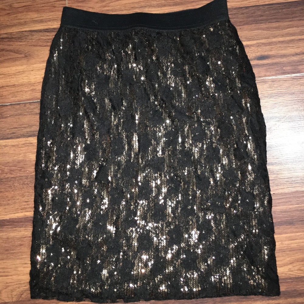 Mid length sequence skirt